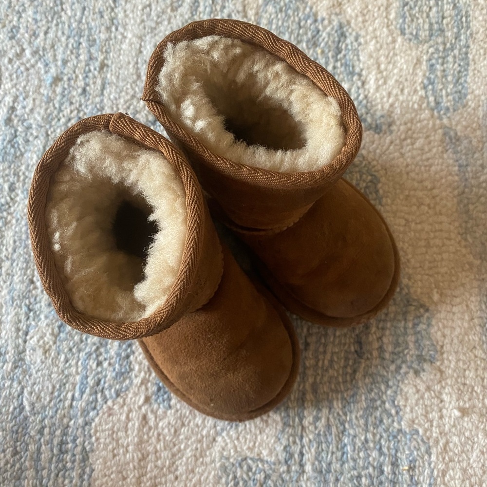 Toddler UGGS BOOTS size 6 chestnut